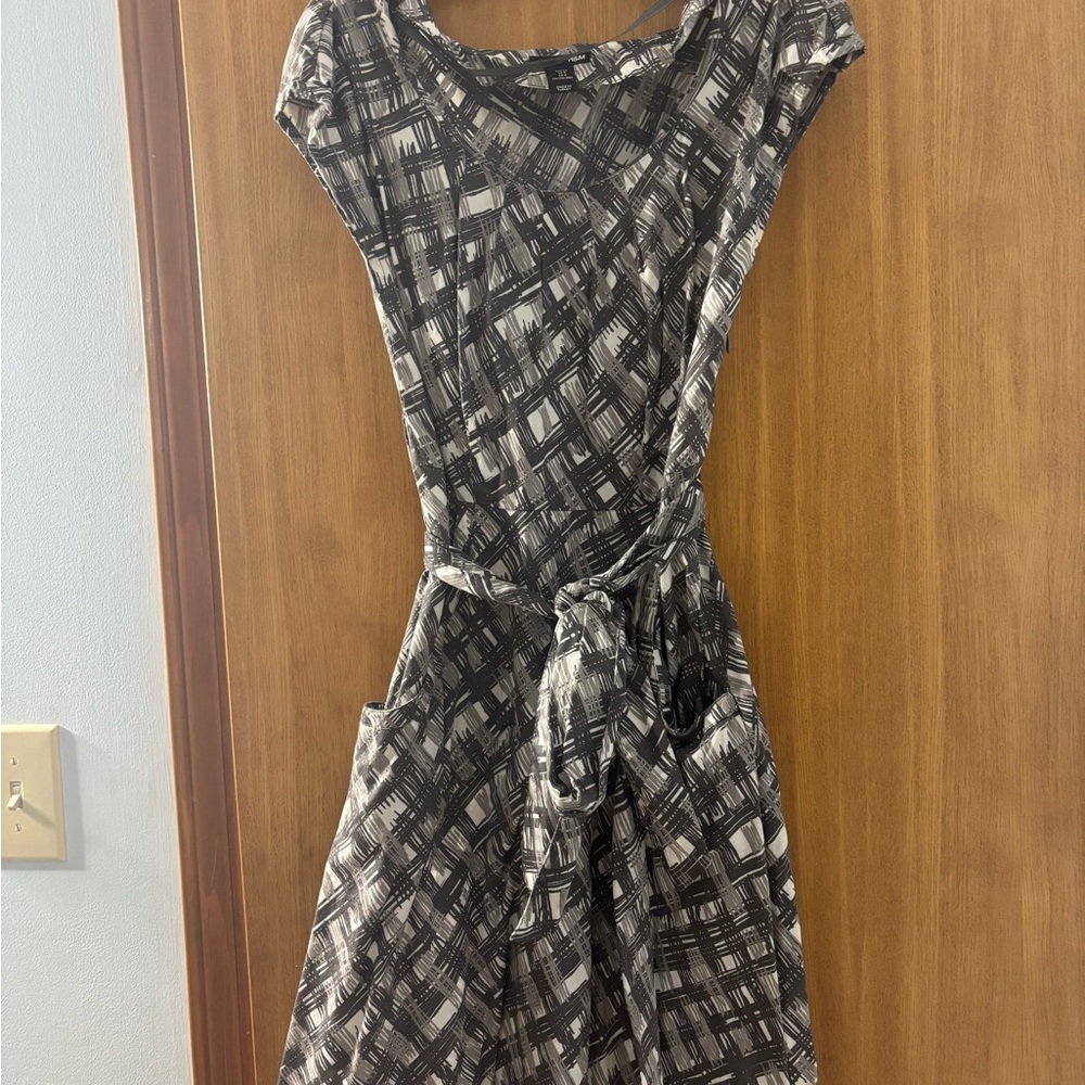 H&M Black and Gray Geometric Midi Dress